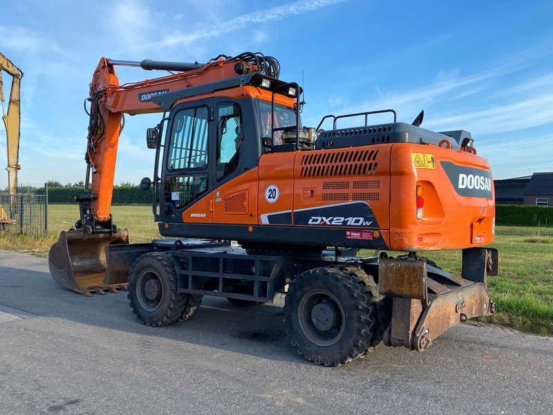 Колесный экскаватор Doosan DX 210W