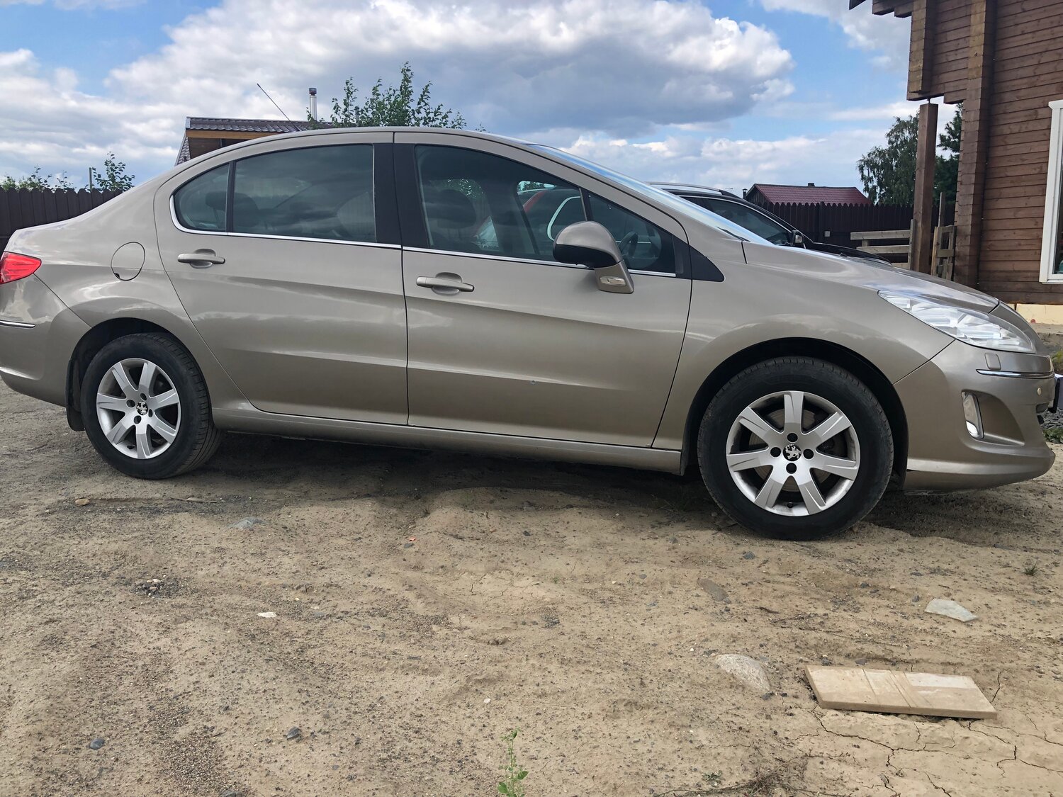 Аренда автомобиля Peugeot 408