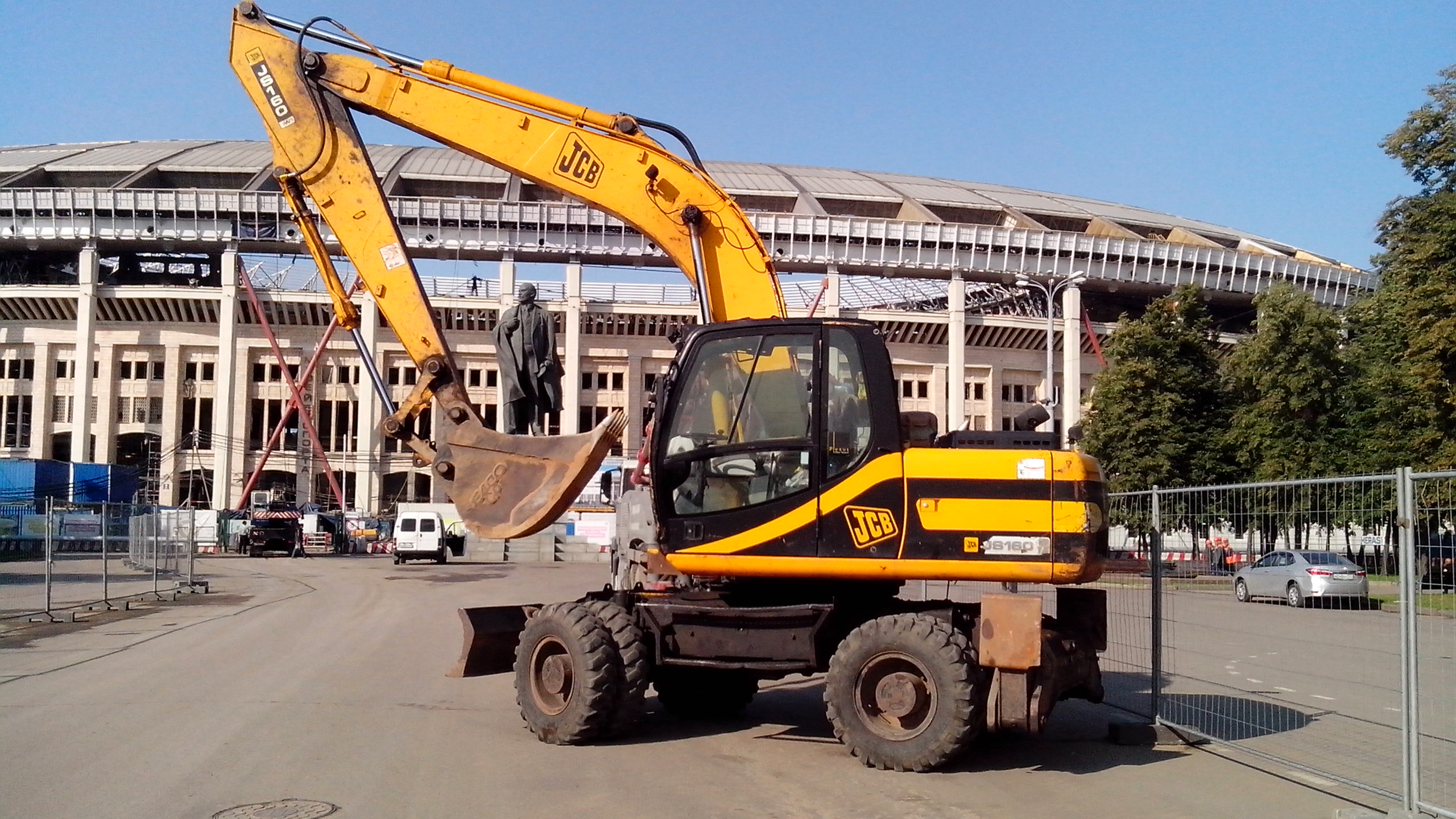 Сдаем в аренду колесный экскаватор JCB JS 160W